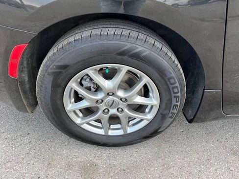 Used 2022 Chrysler Pacifica Touring image 18