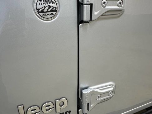 Used 2022 Jeep Gladiator Overland w/ Popular Equipment Package AWD/4WD image 13
