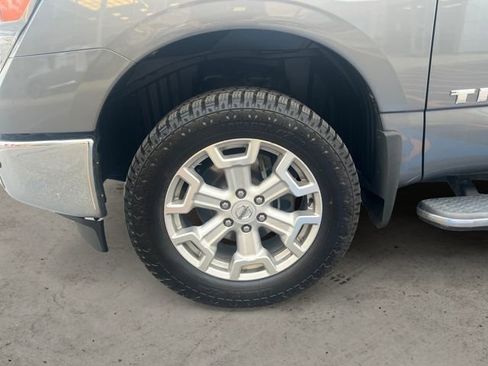 Used 2018 Nissan Titan SV w/ SV Convenience Package AWD/4WD image 14