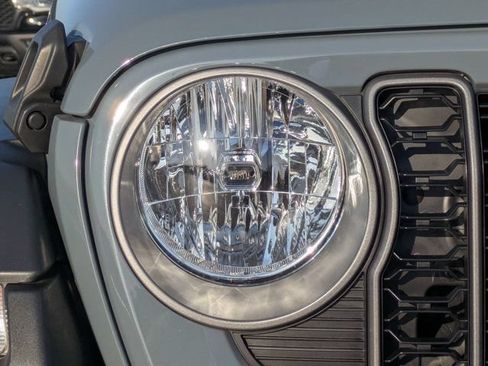 Used 2025 Jeep Gladiator Sport AWD/4WD image 9