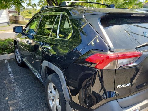 Used 2021 Toyota RAV4 LE AWD/4WD image 4