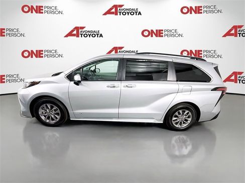 Used 2021 Toyota Sienna XLE w/ XLE Plus Package image 4