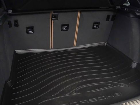 Certified 2025 Porsche Macan image 13