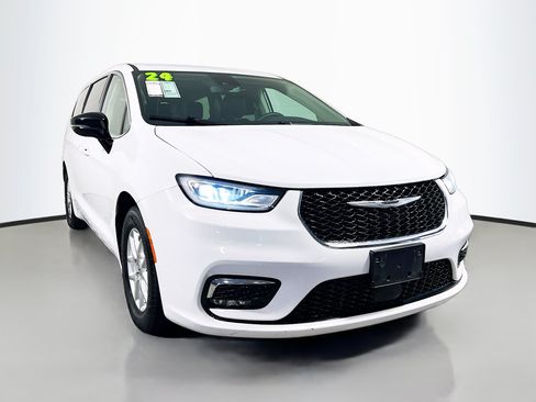 Used 2024 Chrysler Pacifica Touring-L FWD image 1