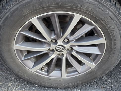 Used 2019 Toyota Highlander XLE FWD image 9