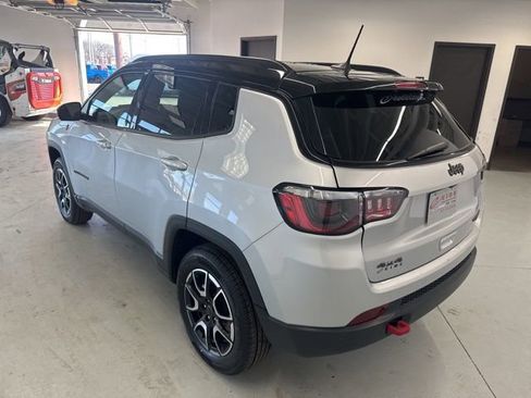 Used 2025 Jeep Compass Trailhawk image 8