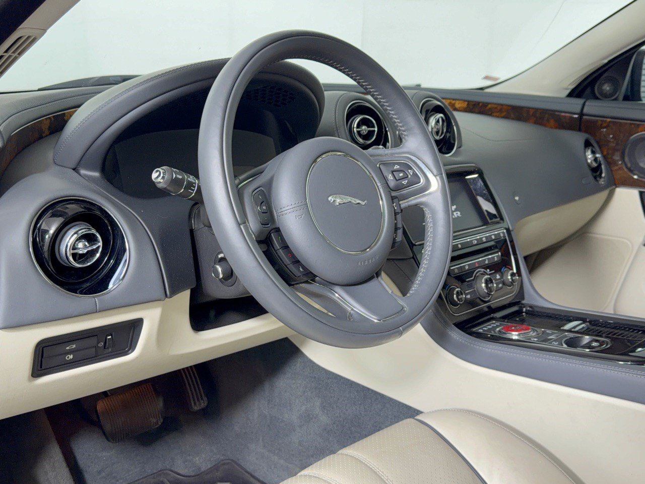 Used 2019 Jaguar XJ R-Sport RWD image 4