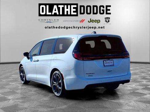 New 2026 Chrysler Pacifica Select image 3