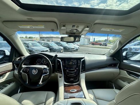 Used 2015 Cadillac Escalade Luxury AWD/4WD image 23