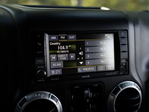 Used 2016 Jeep Wrangler Unlimited Rubicon w/ Connectivity Group image 13