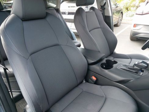 Used 2021 Toyota Venza LE image 10