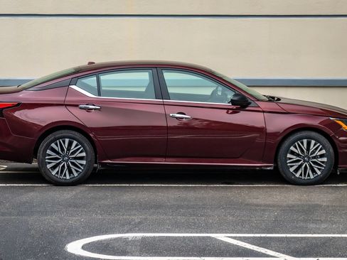 Used 2024 Nissan Altima 2.5 SV FWD image 9