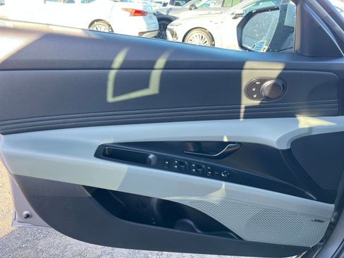 Used 2025 Hyundai Elantra Limited image 18