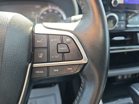 Used 2023 Toyota Highlander XLE AWD/4WD image 15