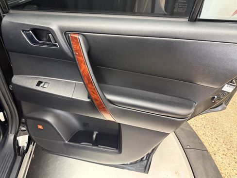 Used 2012 Toyota Highlander Limited AWD/4WD image 24