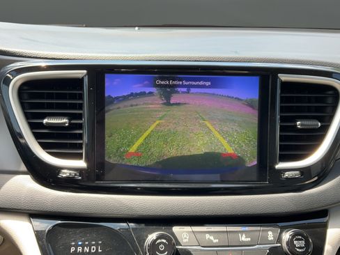 Used 2021 Chrysler Pacifica Touring-L FWD image 35