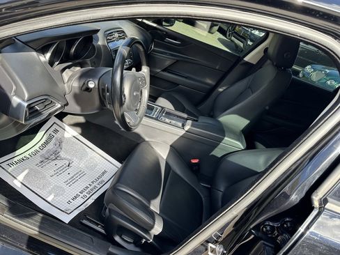 Used 2018 Jaguar XE Premium image 11
