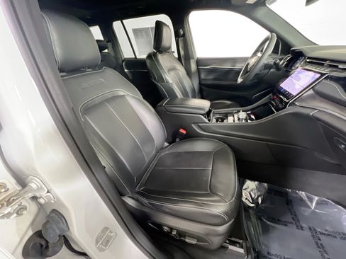 Used 2023 Jeep Grand Cherokee Overland AWD/4WD image 29