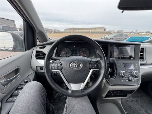 Used 2015 Toyota Sienna LE image 7