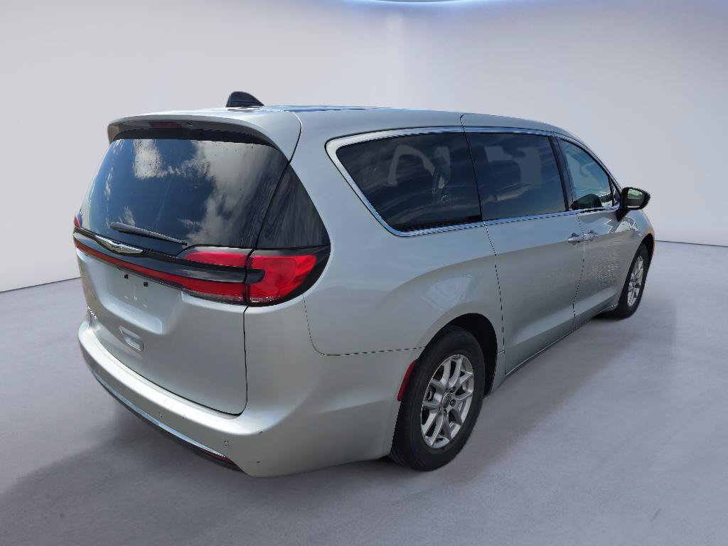 Used 2024 Chrysler Pacifica Touring-L FWD image 5