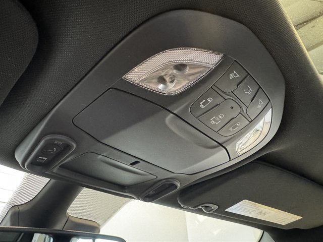 Used 2025 Chrysler Pacifica Limited FWD image 38