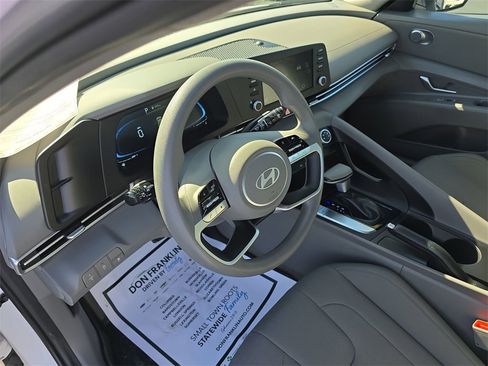 Used 2025 Hyundai Elantra SE image 19
