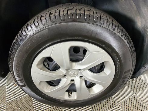 Used 2021 Toyota RAV4 LE FWD image 12