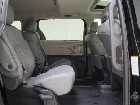 Used 2022 Toyota Sienna XLE AWD/4WD image 41