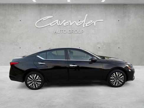 Used 2025 Nissan Altima 2.5 SV FWD image 17