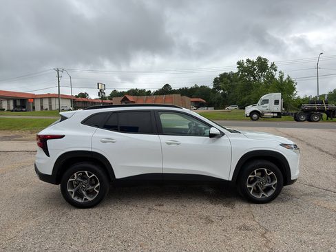 Used 2025 Chevrolet Trax LT FWD image 11