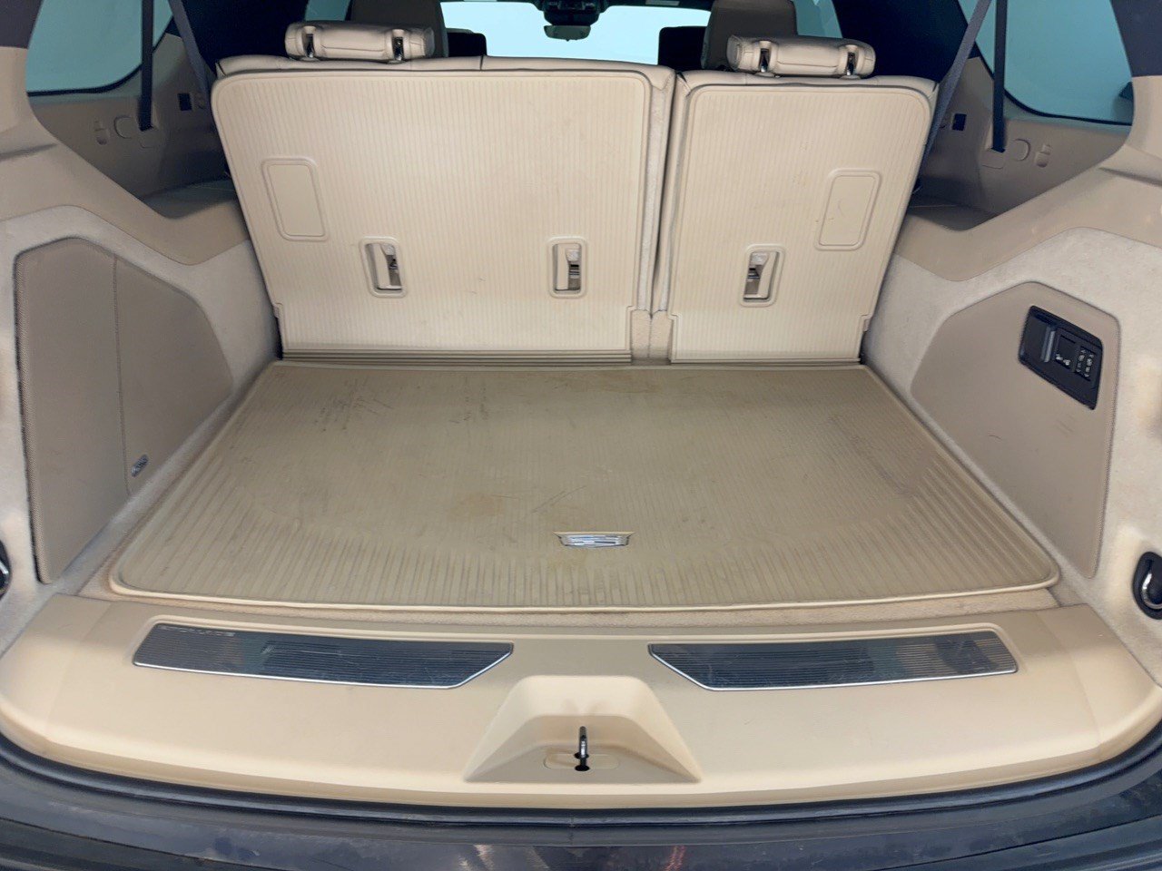 Used 2023 Cadillac Escalade ESV Premium Luxury w/ LPO, Floor Liner Package AWD/4WD image 28
