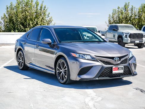 Certified 2019 Toyota Camry SE w/ Convenience Package FWD image 4