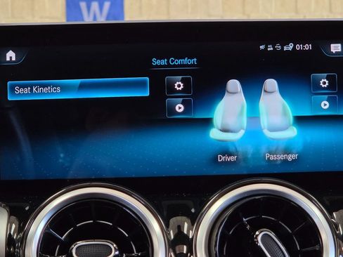 Used 2020 Mercedes-Benz GLB 250 4MATIC w/ Premium Package image 37