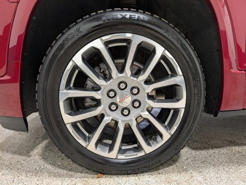 Used 2021 GMC Acadia Denali w/ Denali Technology Package image 9