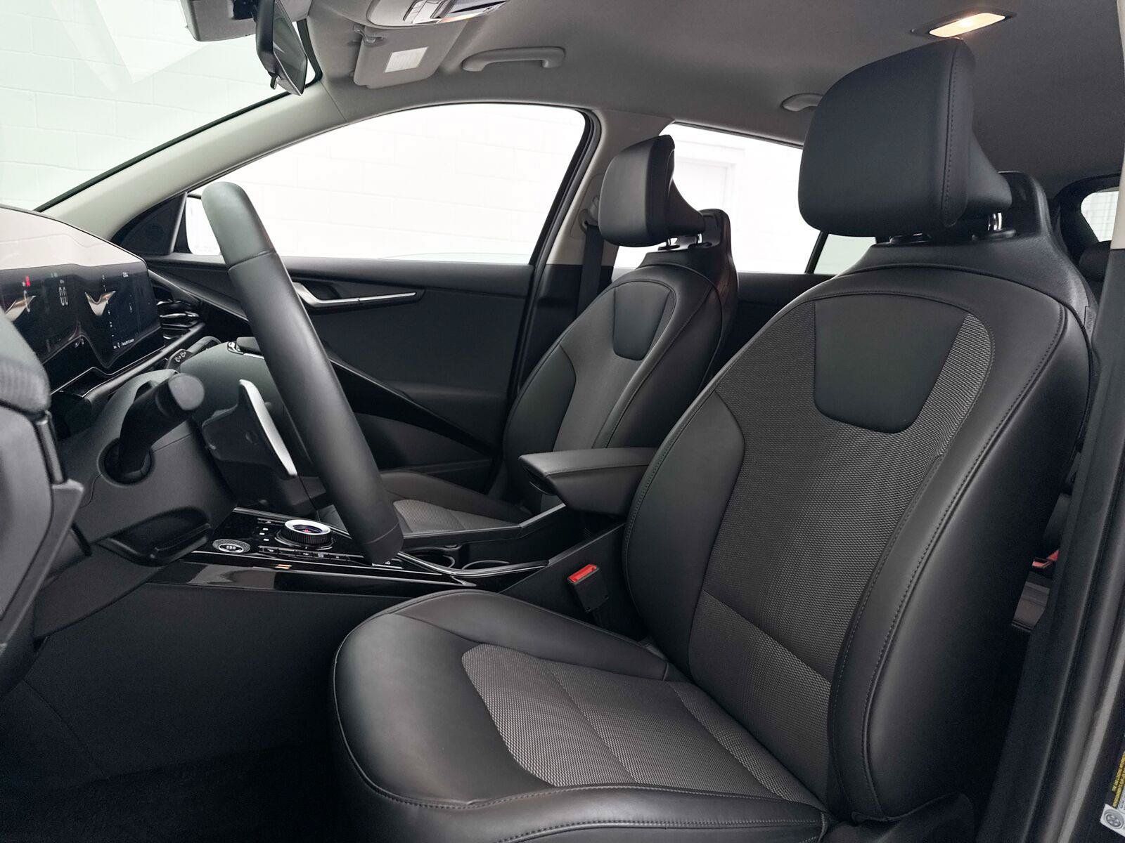 Used 2024 Kia Niro EX w/ EX Cold Weather Package FWD image 20