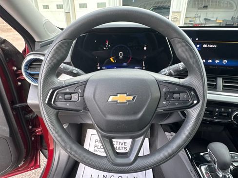 Used 2025 Chevrolet Trax LT FWD image 26