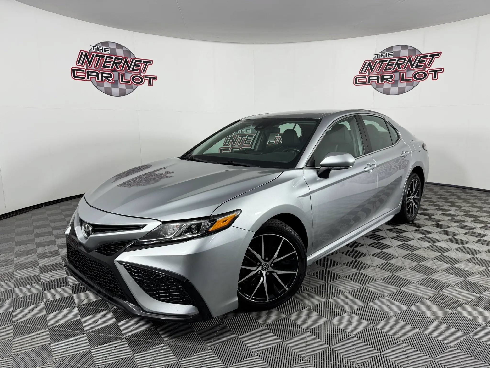 Used 2023 Toyota Camry SE FWD image 1