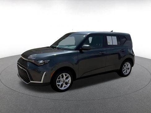 Used 2025 Kia Soul LX w/ LX Technology Package FWD image 8