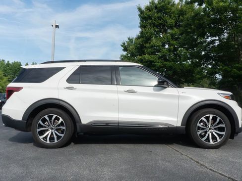 Used 2024 Ford Explorer ST-Line w/ Class IV Trailer Tow Package RWD image 17