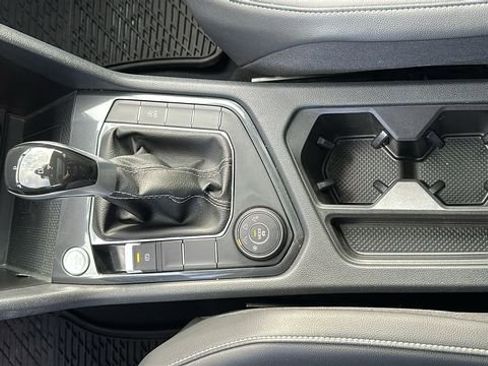Used 2022 Volkswagen Tiguan SE w/ Panoramic Sunroof Package AWD/4WD image 13