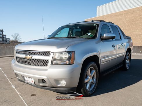 Used 2011 Chevrolet Avalanche LTZ image 3