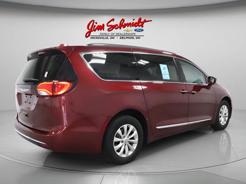 Used 2017 Chrysler Pacifica Touring-L FWD image 6