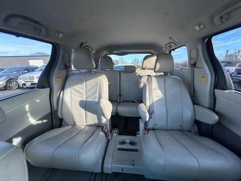 Used 2012 Toyota Sienna XLE image 23