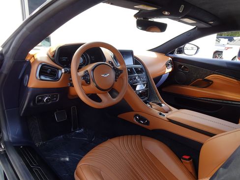 Used 2021 Aston Martin DB11 Coupe image 12