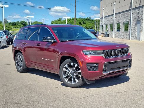 Used 2023 Jeep Grand Cherokee Overland w/ Luxury Tech Group IV AWD/4WD image 34