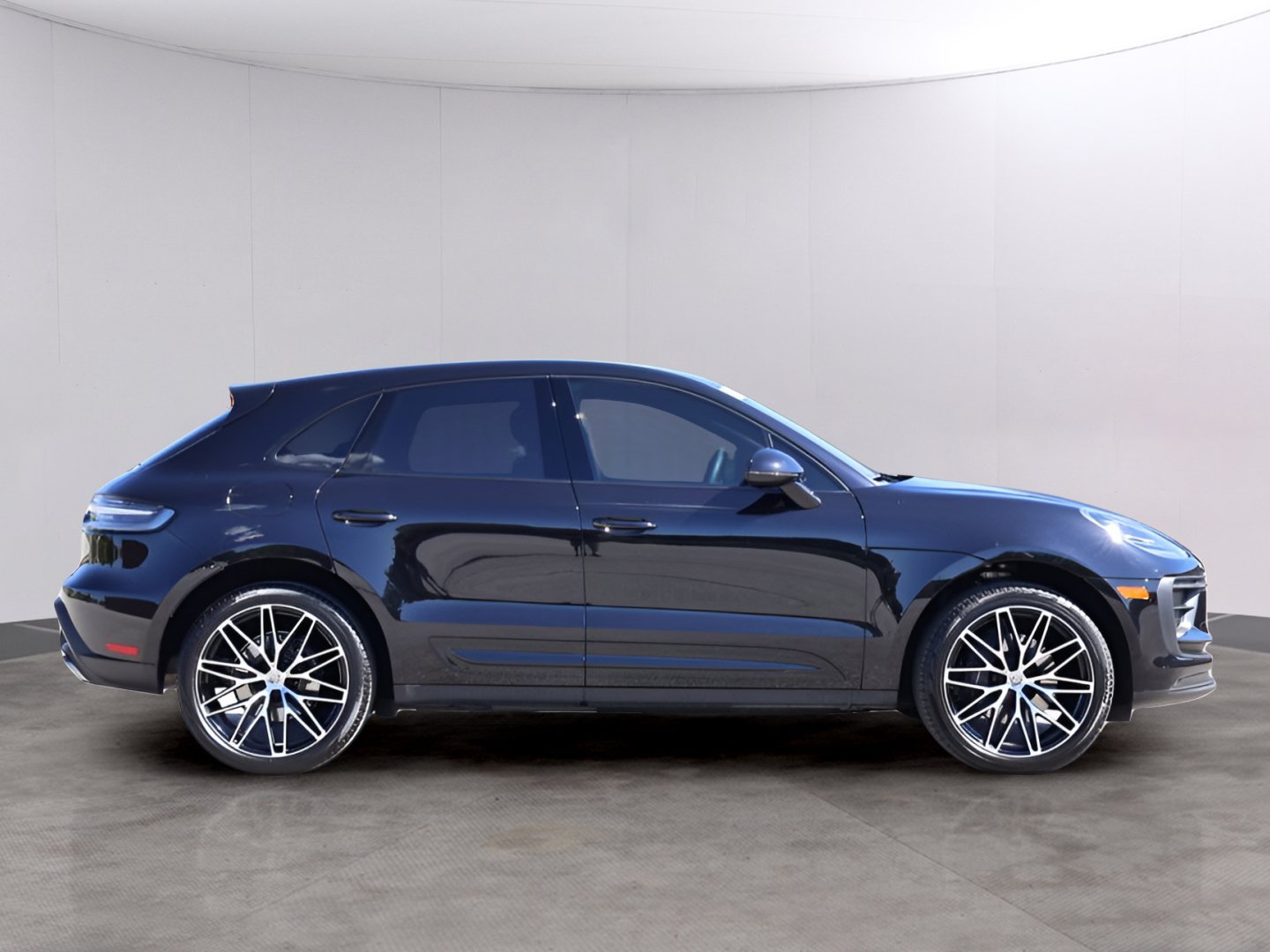 Certified 2025 Porsche Macan AWD/4WD image 9