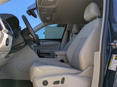 Used 2022 Volkswagen Atlas SE image 2