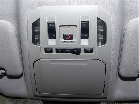 Used 2025 Toyota Highlander XLE image 18