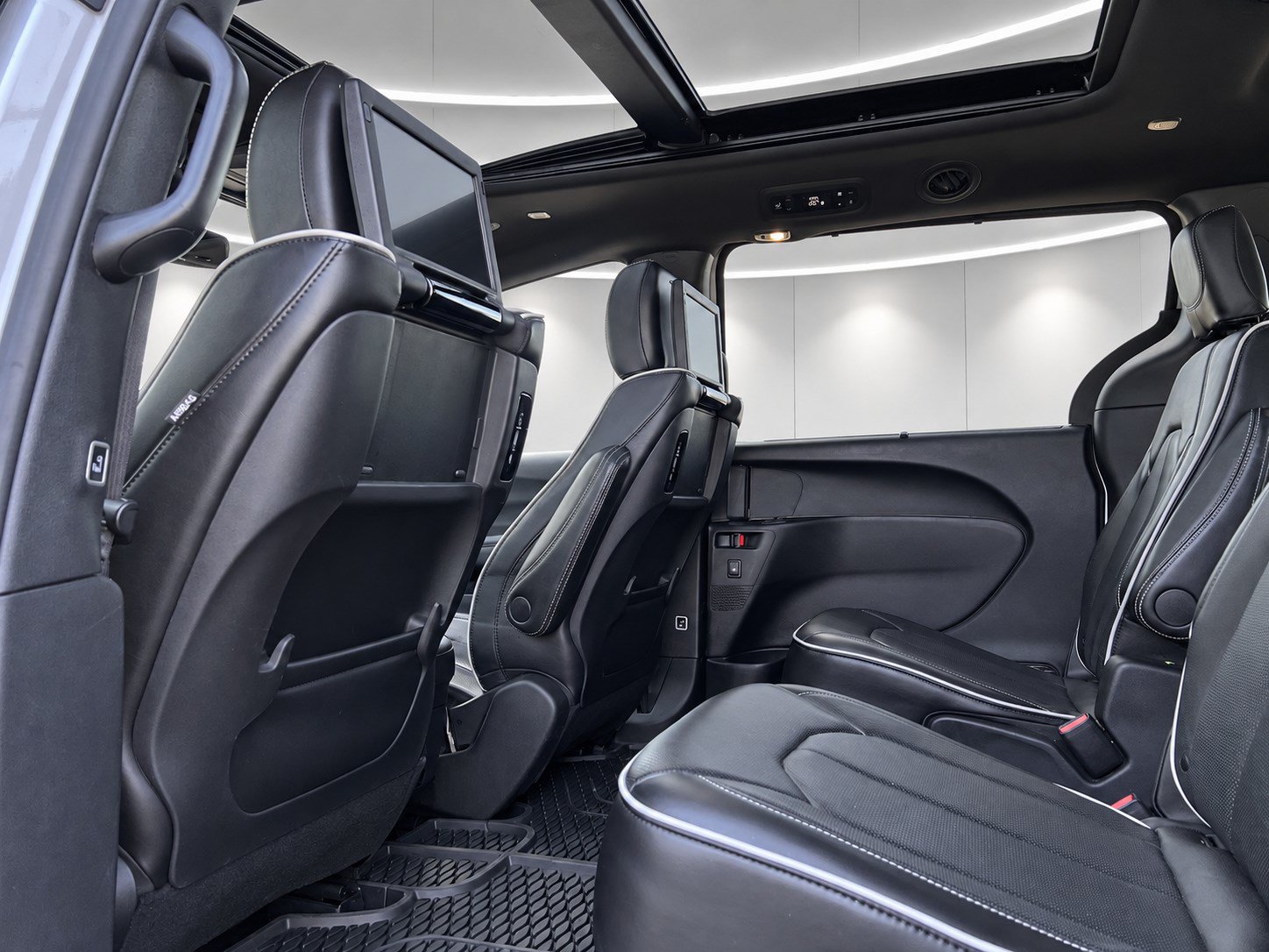 Used 2024 Chrysler Pacifica Limited w/ Uconnect Theater Family Group AWD/4WD image 18