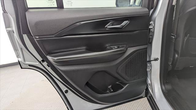 Used 2024 Jeep Grand Cherokee Laredo RWD image 16